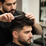 Fryzjer przycina włosy klienta w salonie fryzjerskim