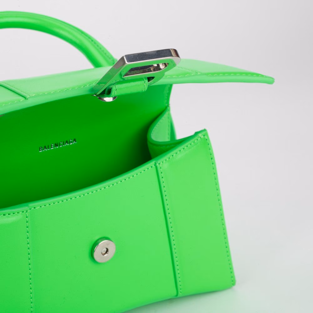 Kto ubiera się w Balenciaga?