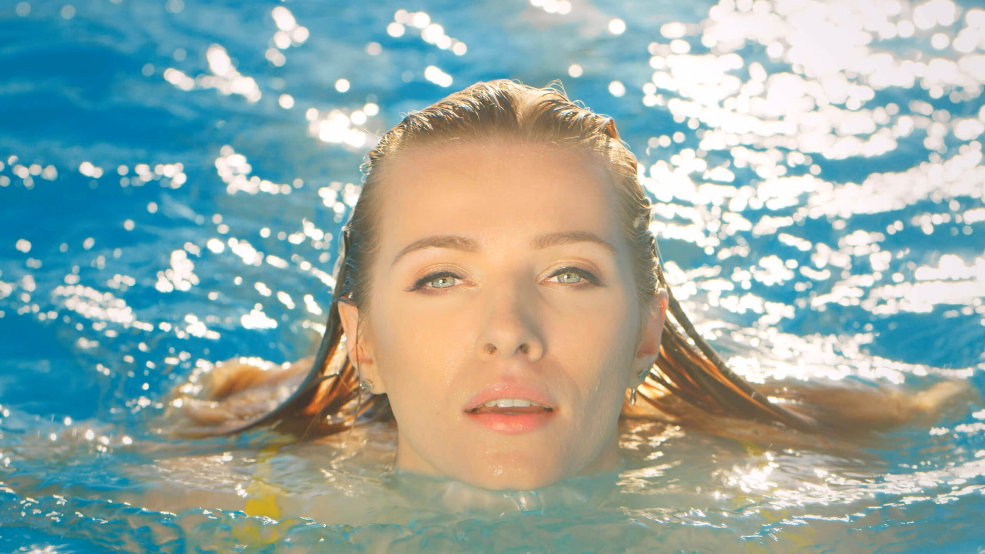 Czy wodoodporny makijaż zmyje się w basenie?