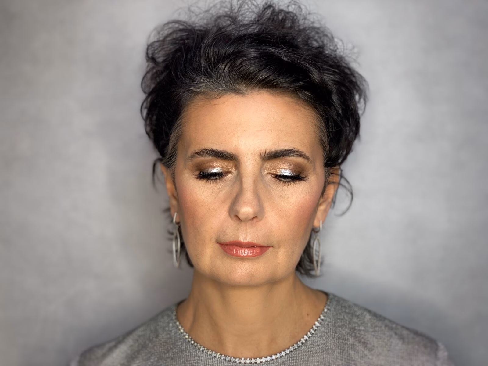 Jakie błędy należy unikać w makijażu cery dojrzałej?