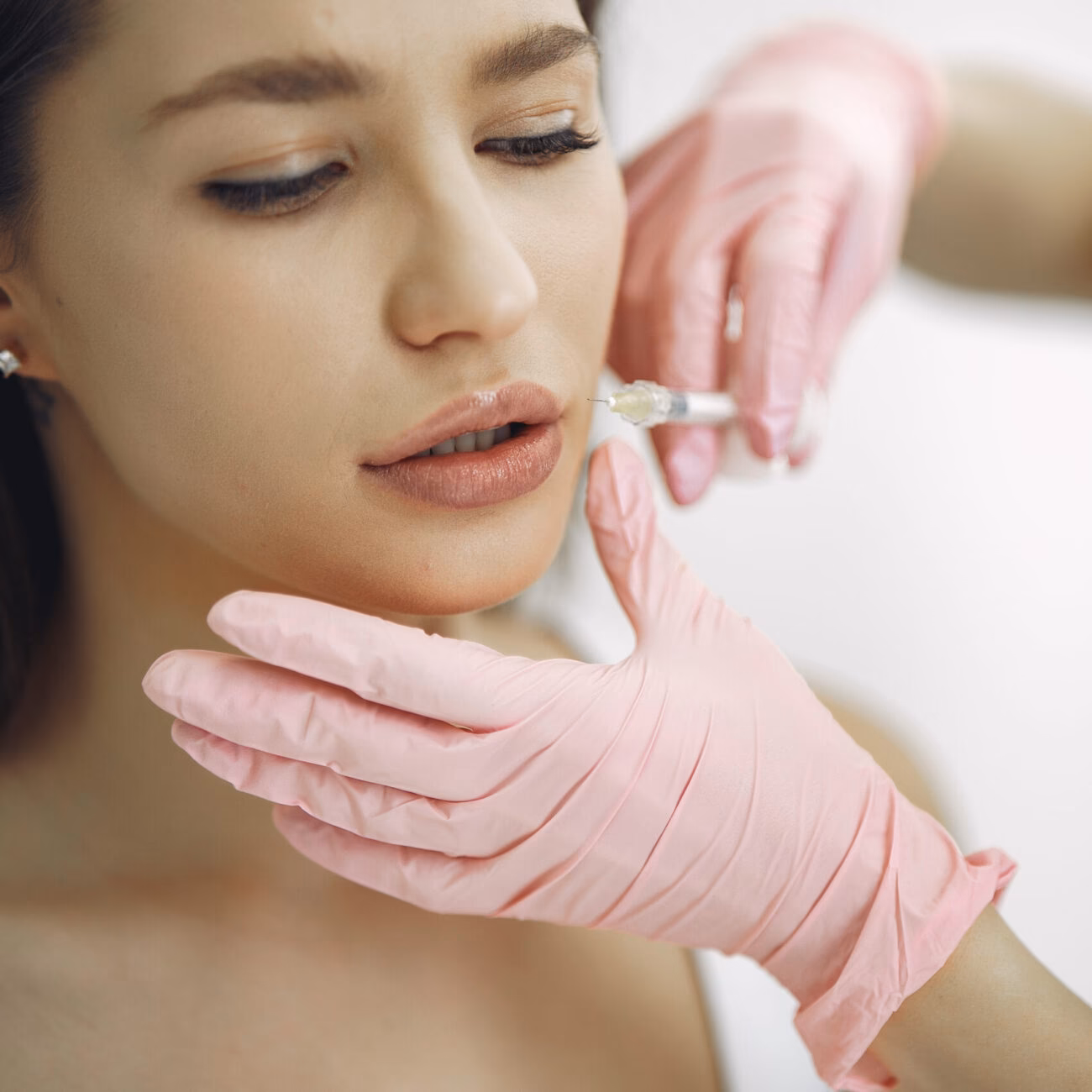 Jak ukryć bruzdy nosowo-wargowe?