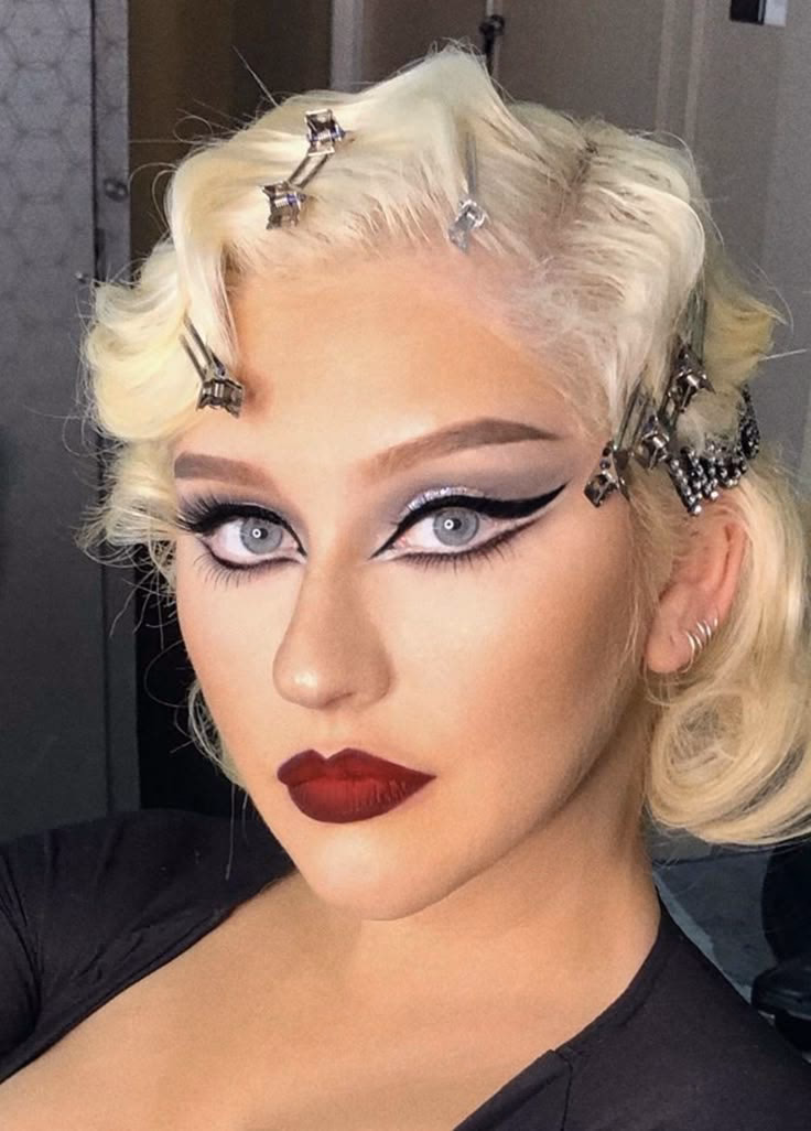 Czym się różni burleska od striptizu?