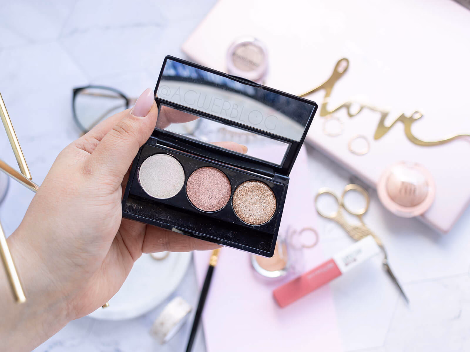 Jaki cień do powiek najlepiej utrzymuje się przez cały dzień?