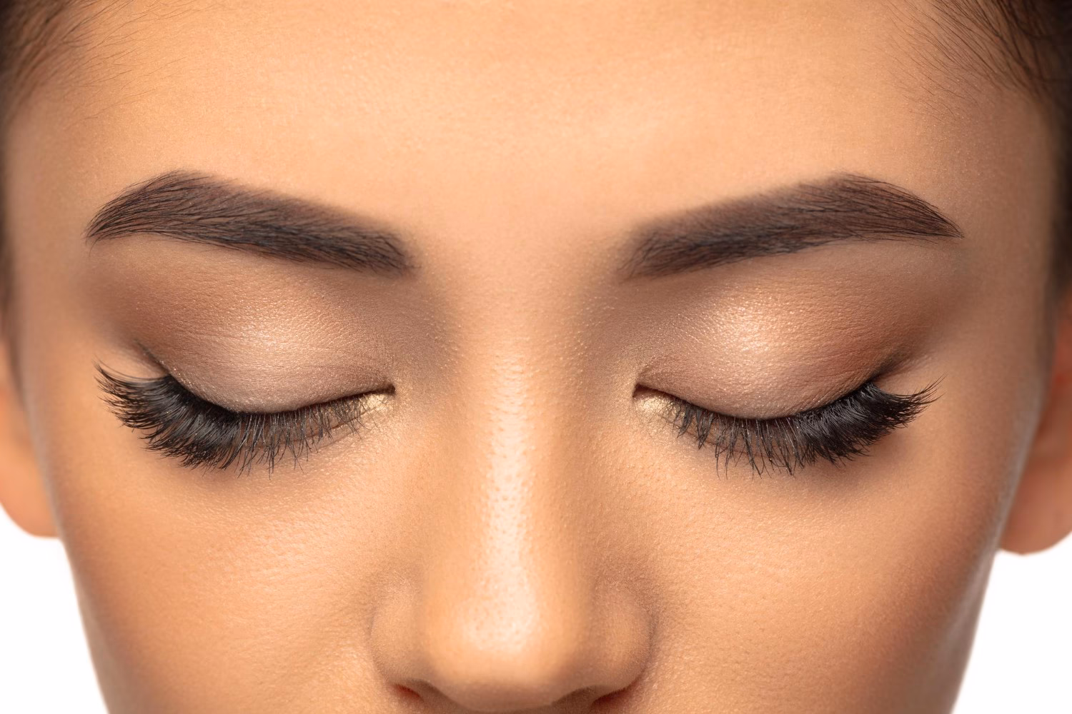 Czy należy malować rzęsy przed nałożeniem sztucznych?