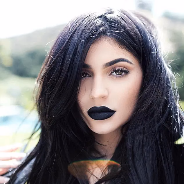 Kto wygląda dobrze z czarną szminką?