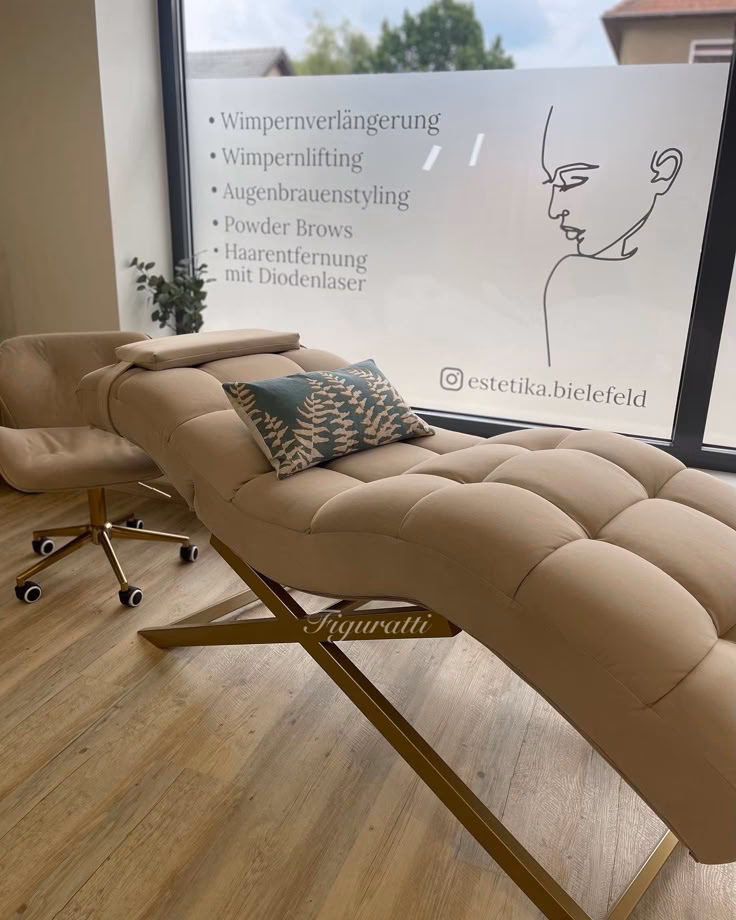 Jakie meble do beżowego salonu?