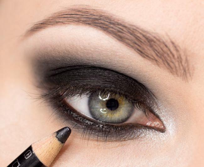 Co to za czarny makijaż pod oczami?