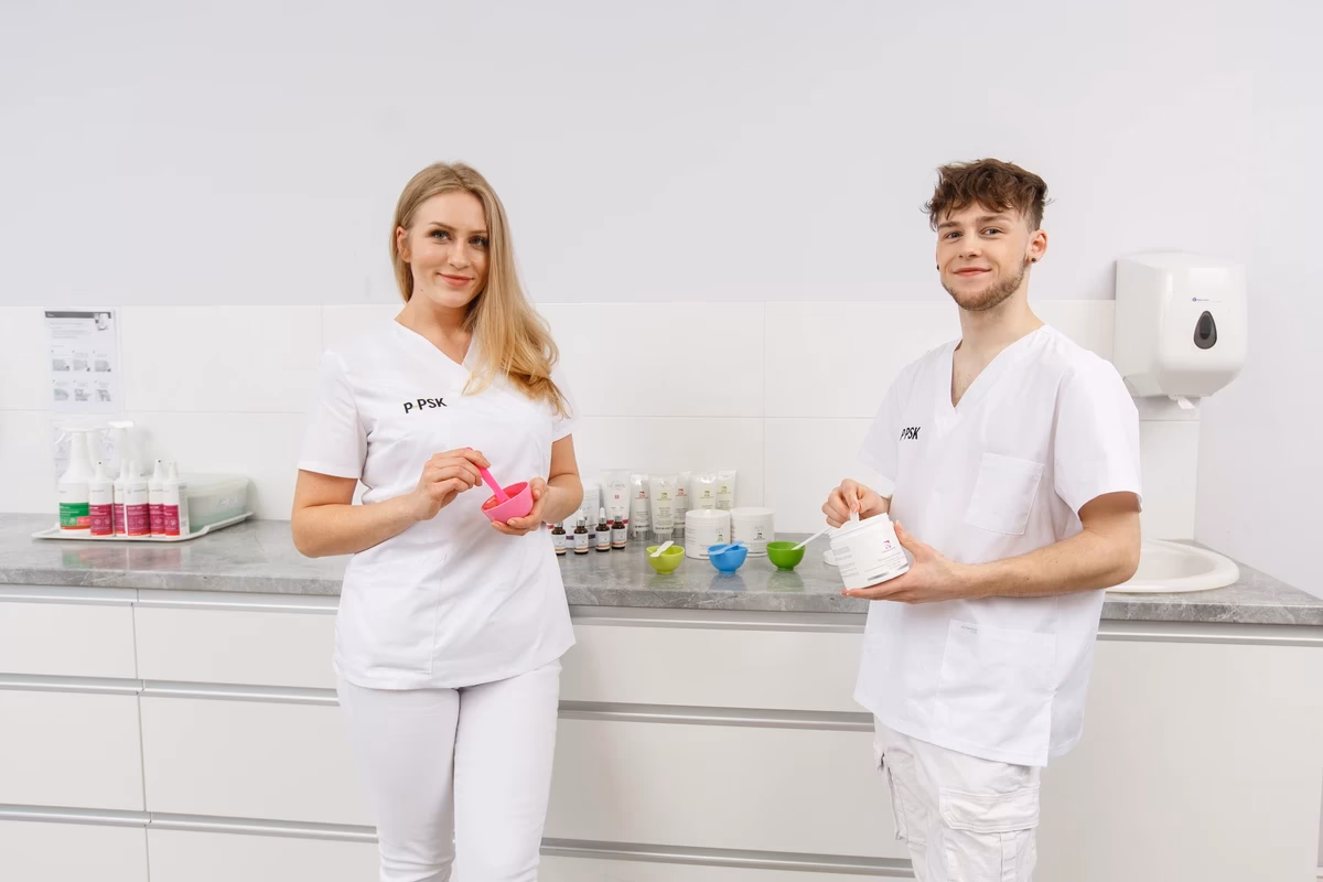 Jaki jest minimalny wynik zaliczający egzamin na kosmetologa?