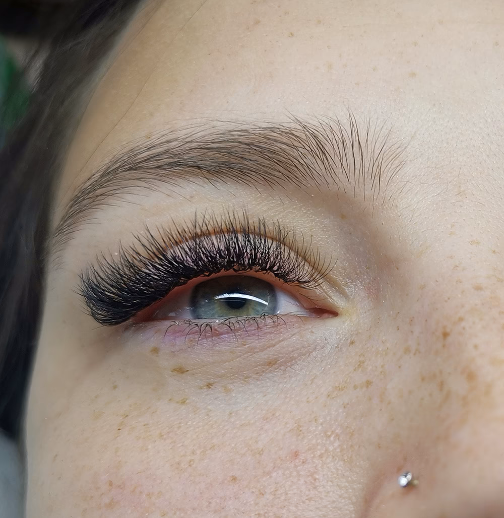 Ile trzymają się rzęsy zrobione u kosmetyczki?