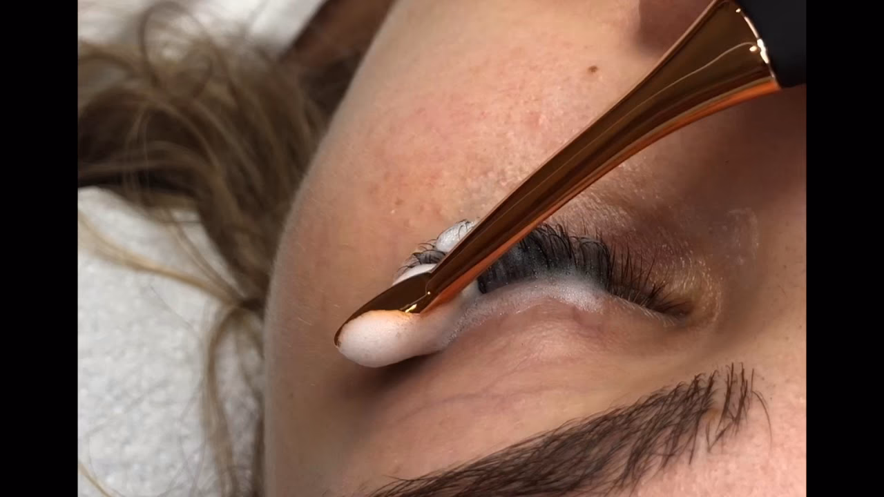 Czym się zdejmuje sztuczne rzęsy?