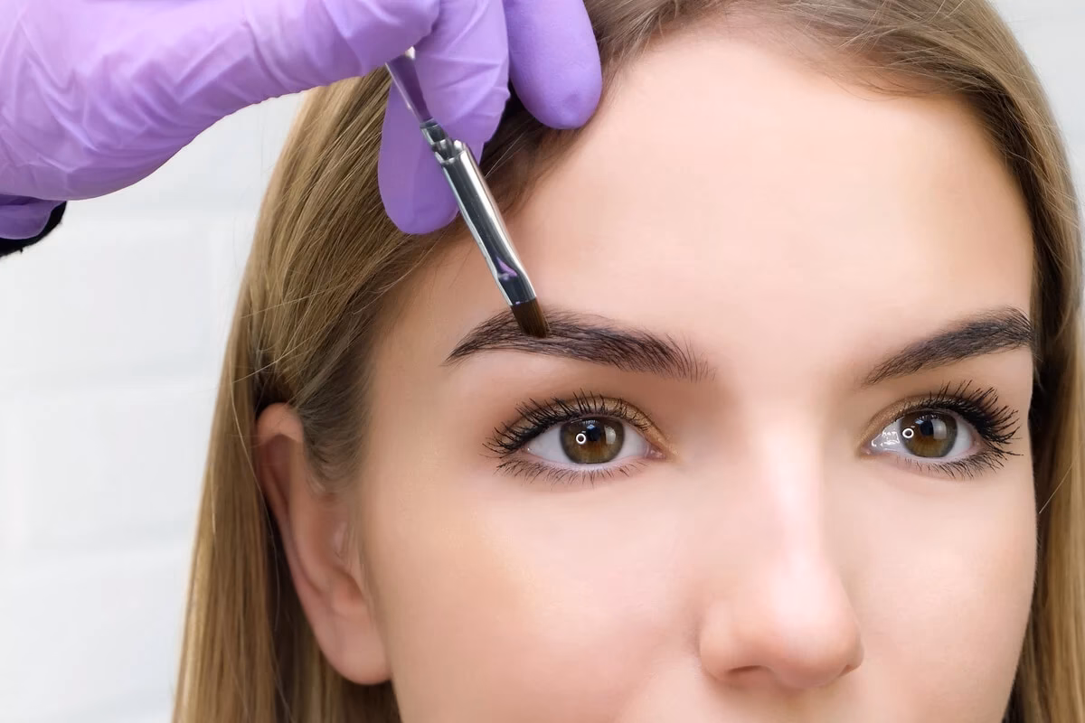 Czym smarować brwi po hennie?