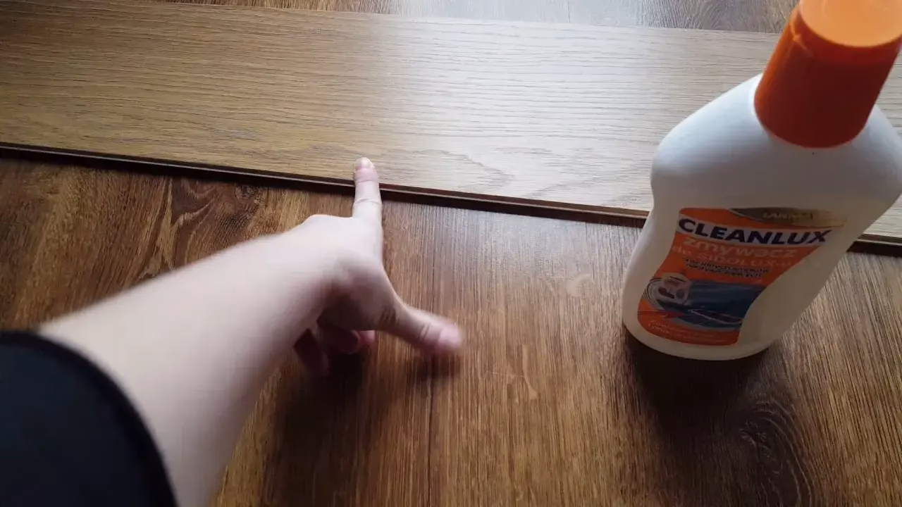 Jak usunąć wosk z podłogi?