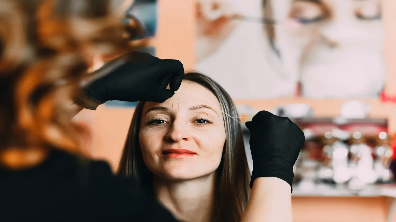 Jaka jest różnica między wizażystą a kosmetyczką?