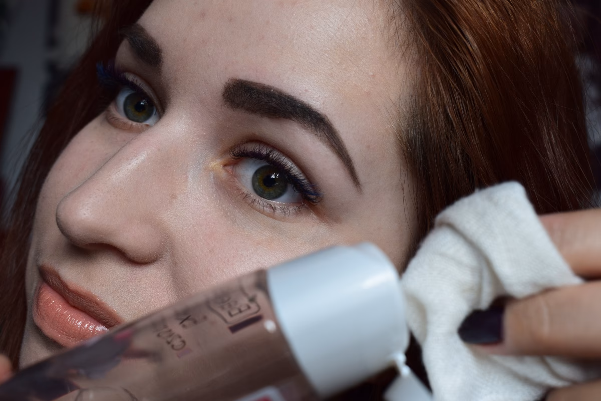 Jak zmyć makijaż bez usuwania przedłużonych rzęs?