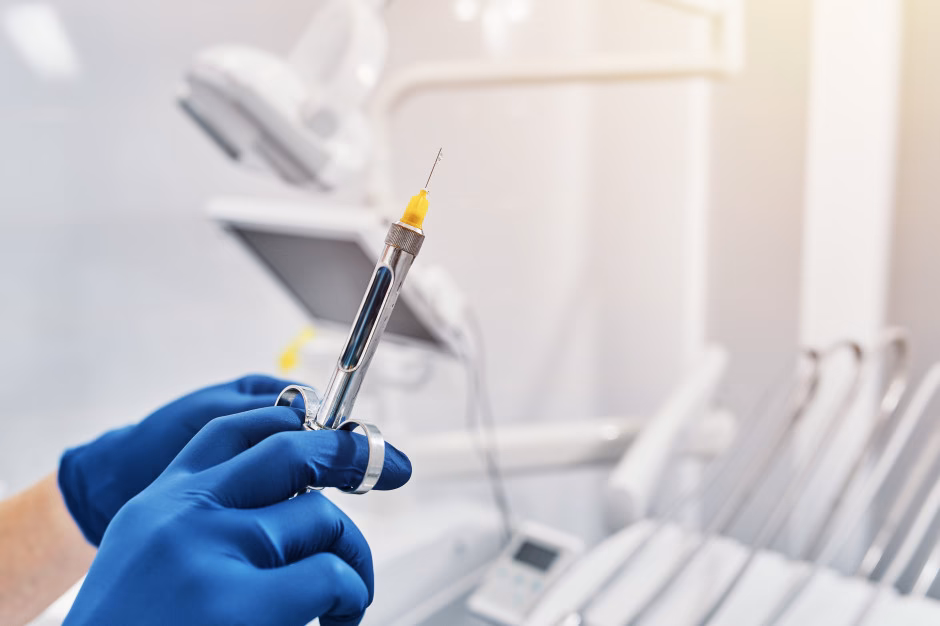 Jakie są procedury postępowania po zakłuciu ostrym narzędziem?