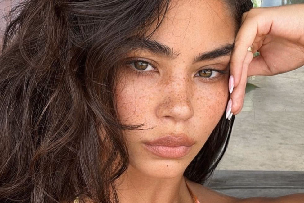 Czy dziewczyny z piegami używają podkładu?