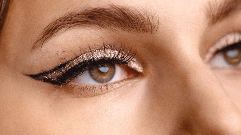 Jak udekorować twarz brokatem?