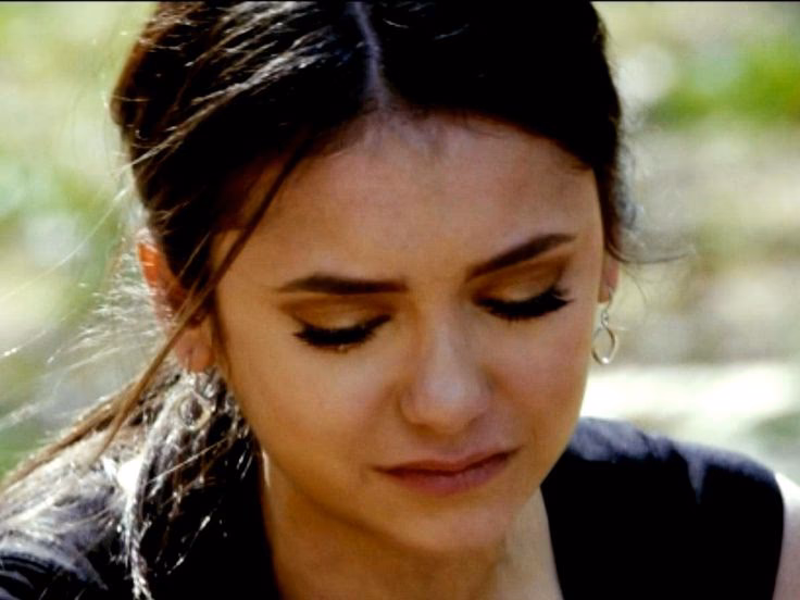 Jakiego koloru są oczy Eleny Gilbert?