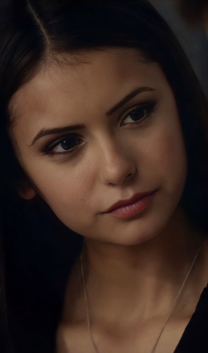 Jakie kolory nosi Elena Gilbert?