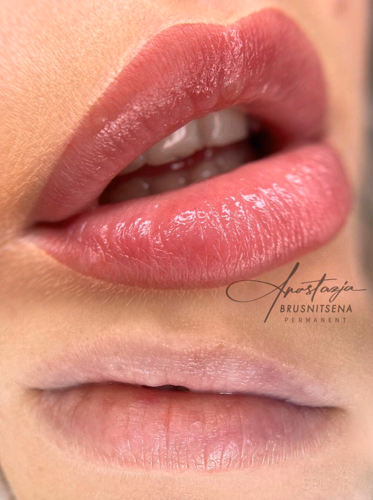 Jak zmniejszyć opuchliznę po makijażu permanentnym ust?