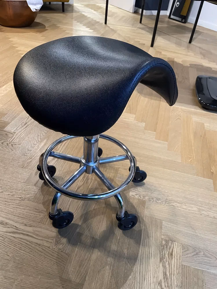 Czy stołki siodłowe są dobre dla bioder?