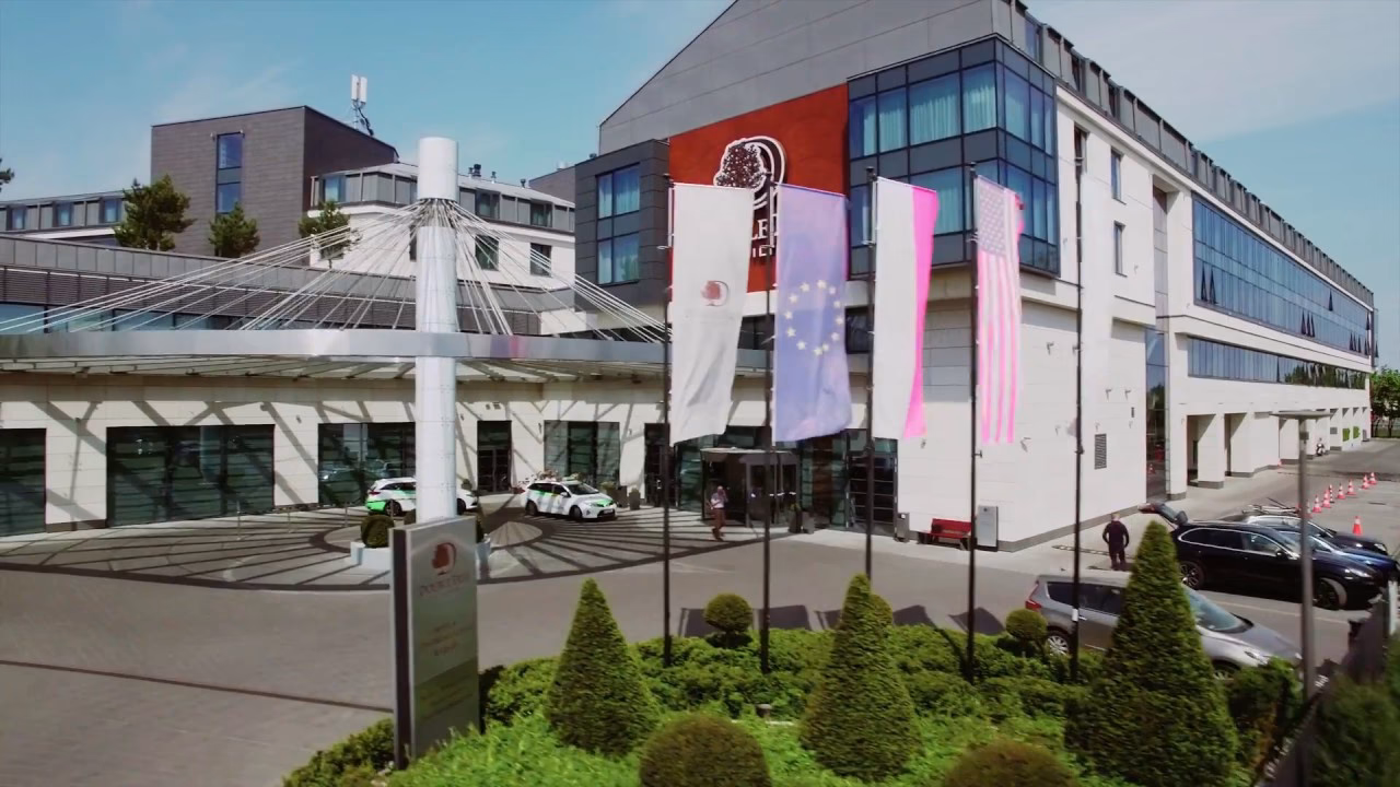 Kto jest właścicielem Hilton Warszawa?