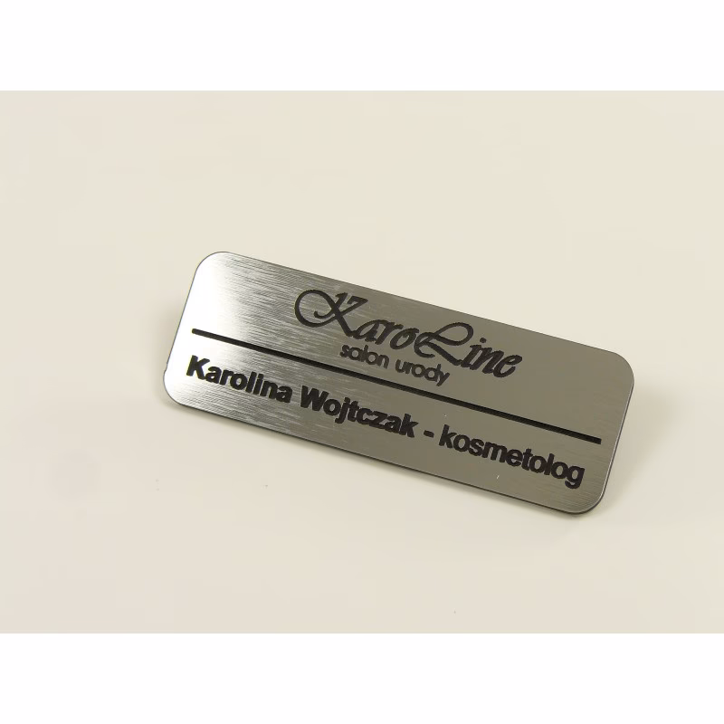 Co powinno znajdować się na identyfikatorze?