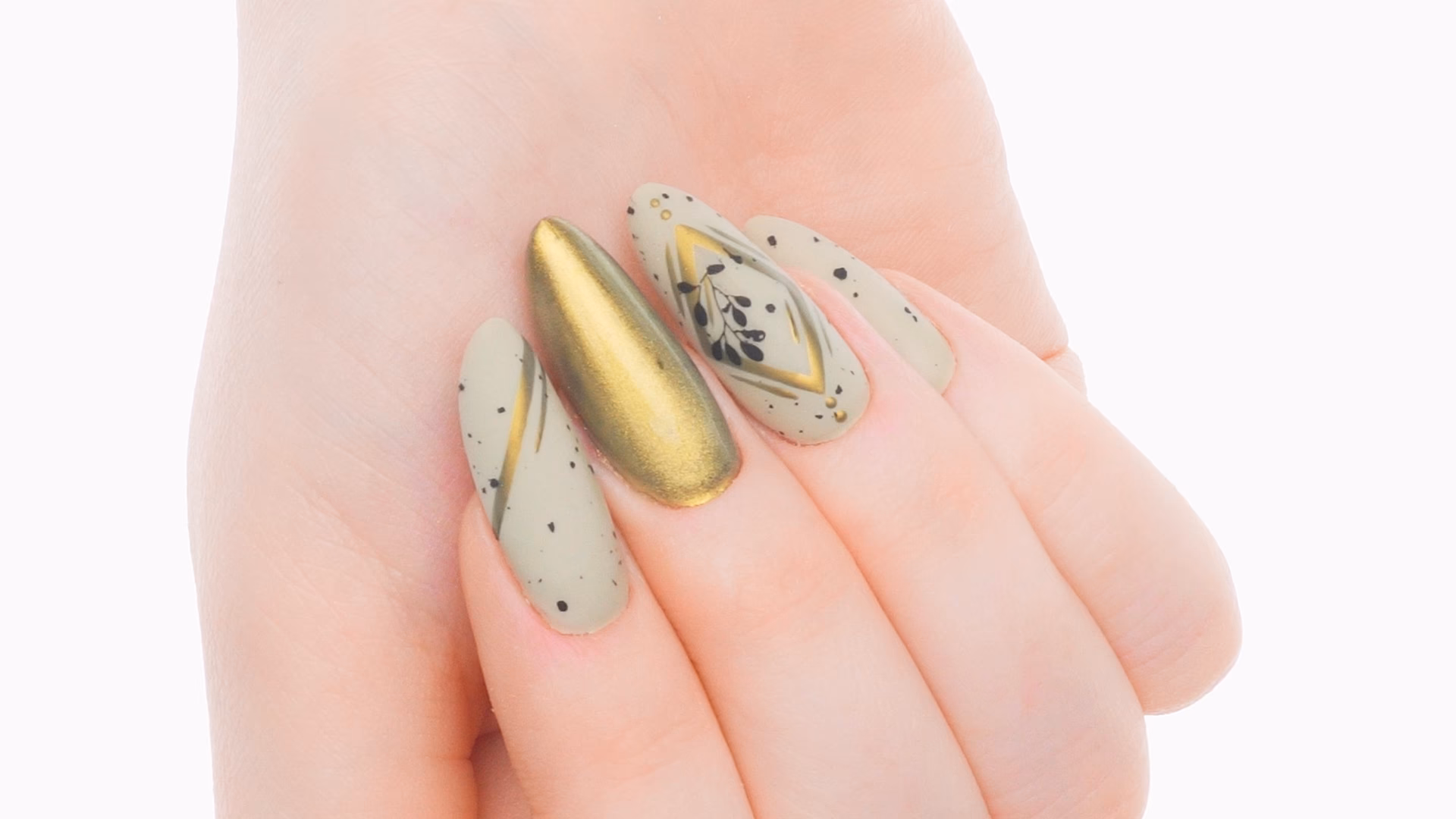 Ile zarabia instruktor paznokci?