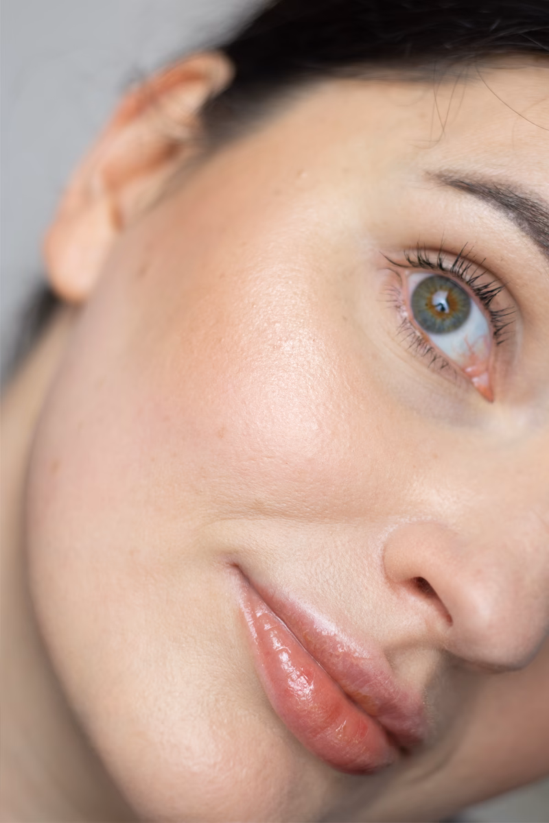 Czym zmywać makijaż przy izoteku?