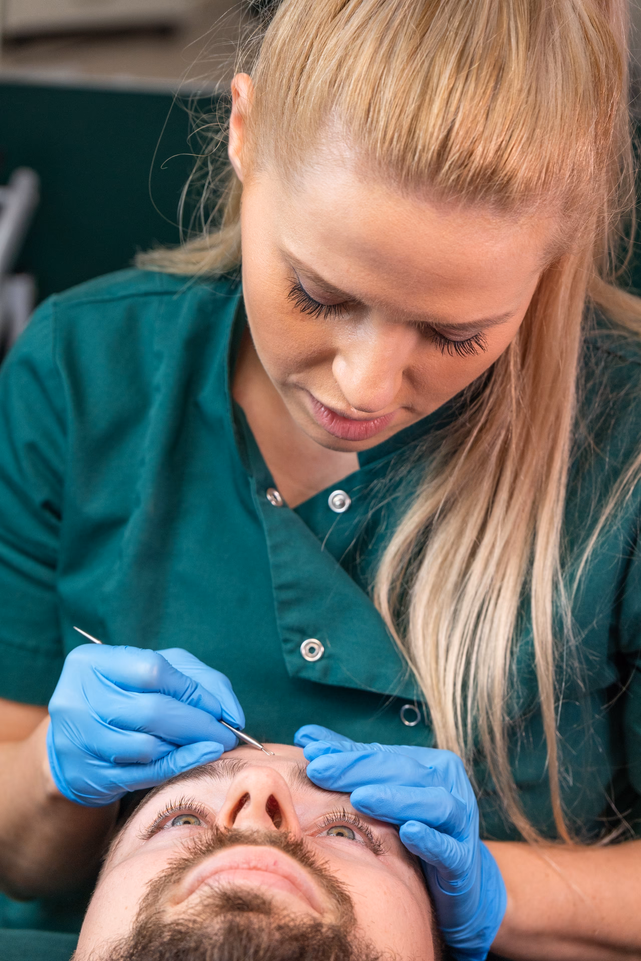 Czy kosmetyczka oczyszcza twarz?