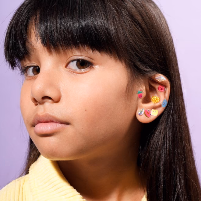 Jakie są najbezpieczniejsze kolczyki dla dziecka?