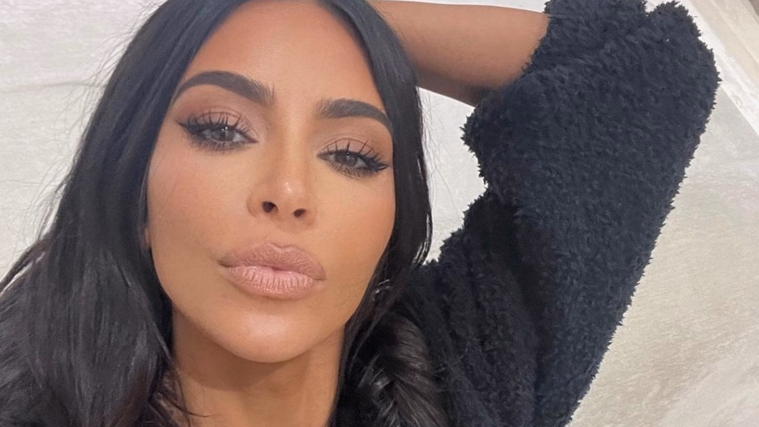 Czy brwi Kim Kardashian są mikropigmentowane?