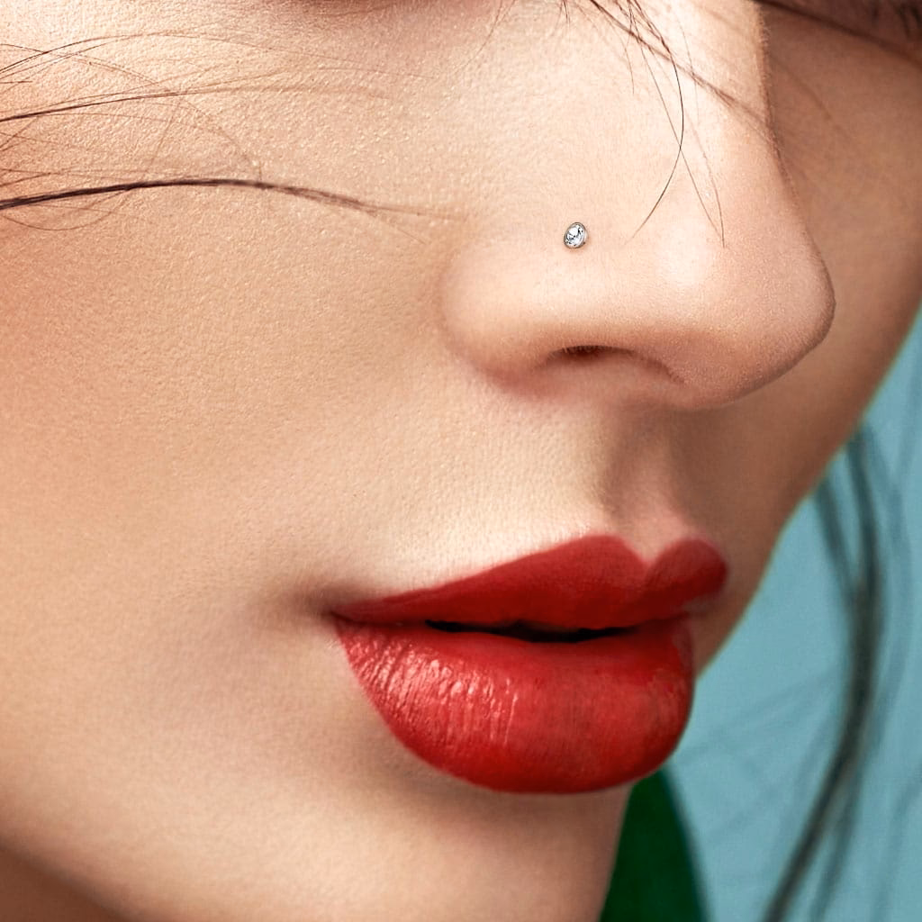 Czego nie można robić po zrobieniu kolczyka w nosie?