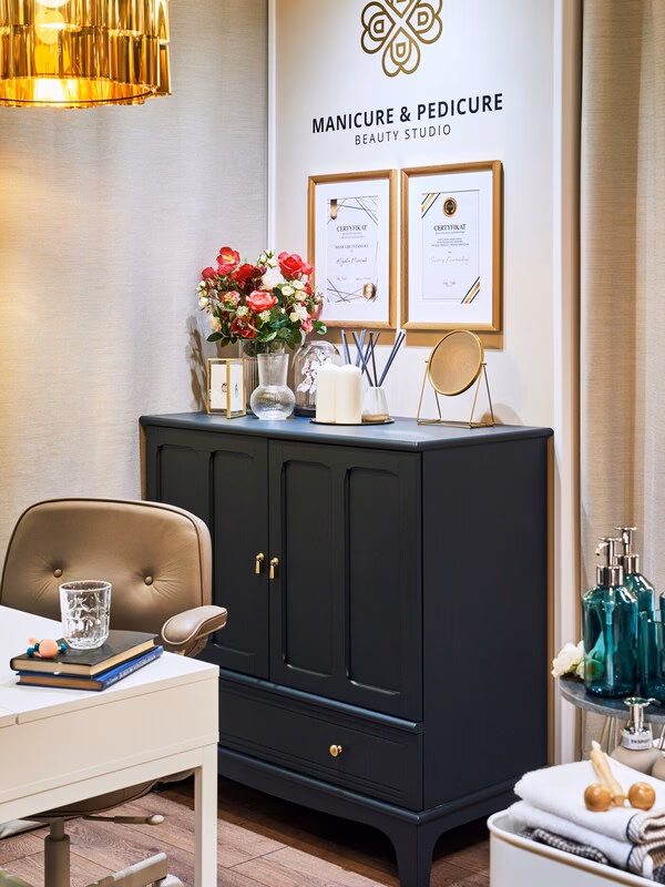 Czy komoda pasuje do salonu?