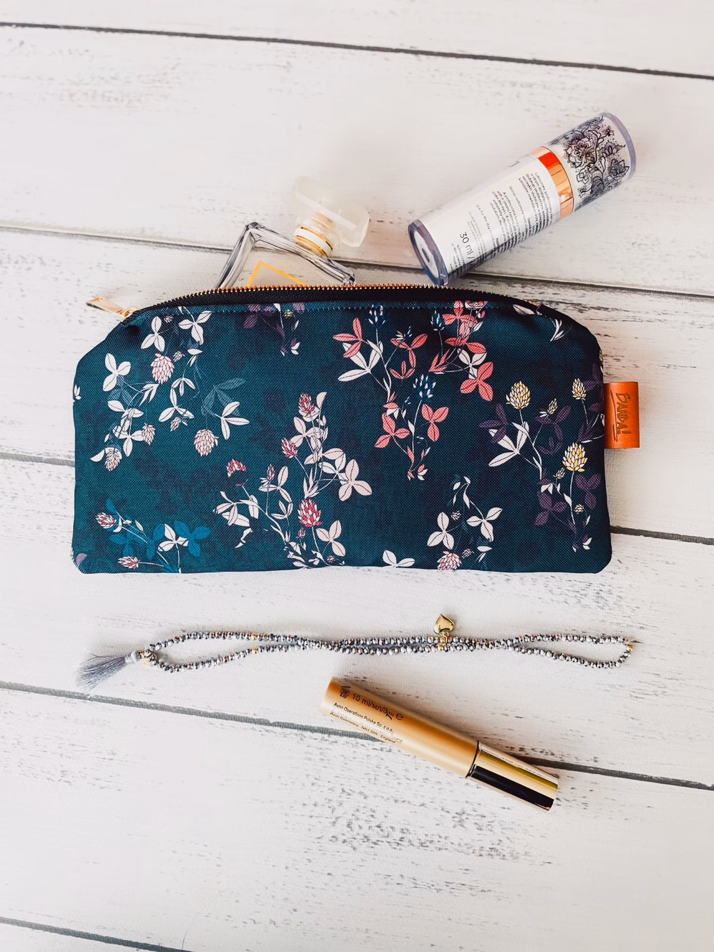 Czyją własnością jest Contigo?