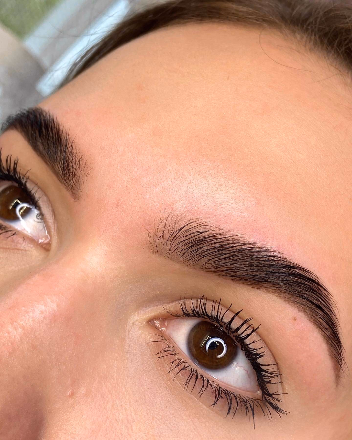 Ile trzyma się regulacja brwi?