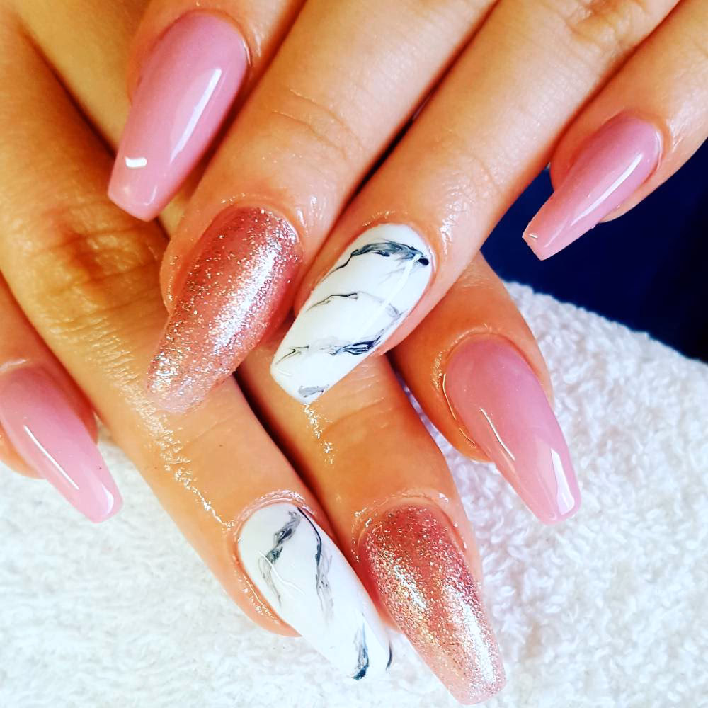 Ile kosmetyczka robi paznokcie?