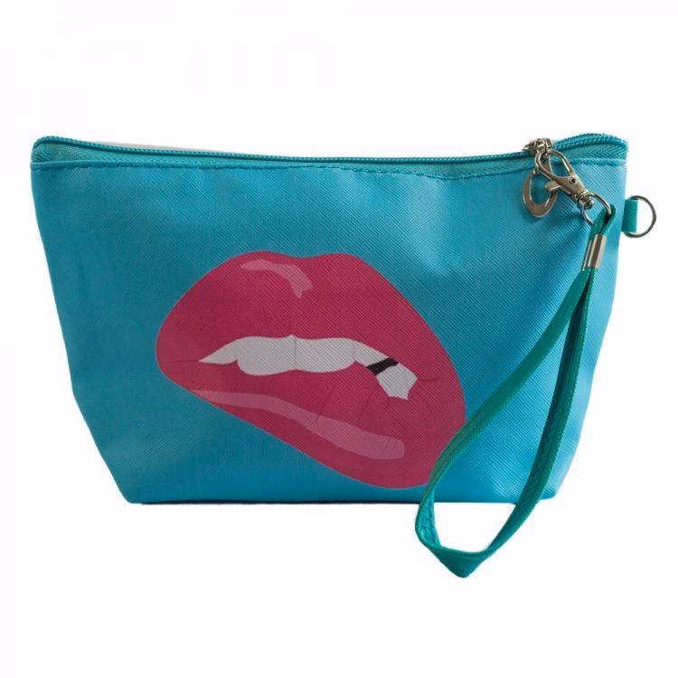 Czym kosmetyczka smaruje usta po powiększeniu?