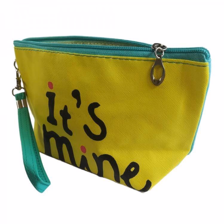 Czym kosmetyczka smaruje usta po powiększeniu?