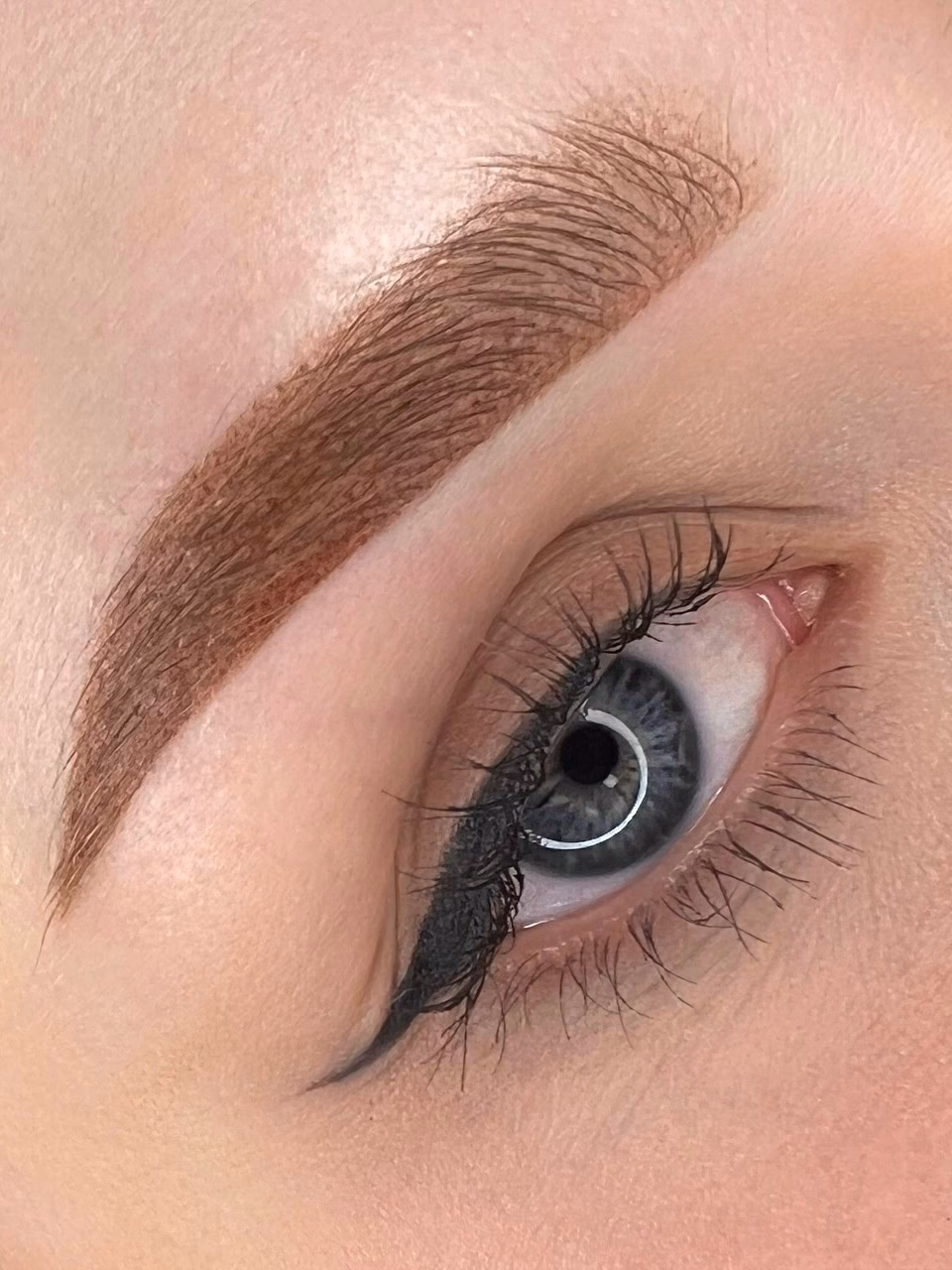 Dlaczego makijaż permanentny brwi jest taki drogi?