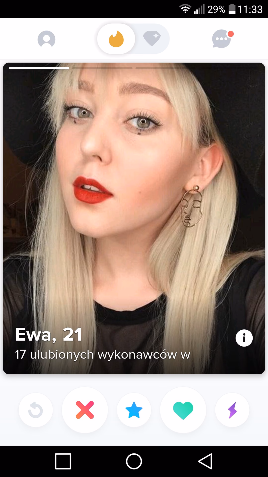 Co oznacza biała kropką pod okiem?