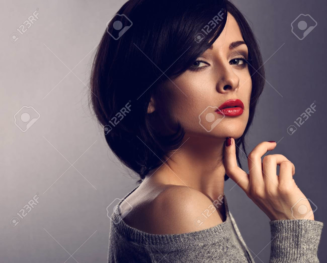 Co dobrze wygląda z krótkimi włosami?