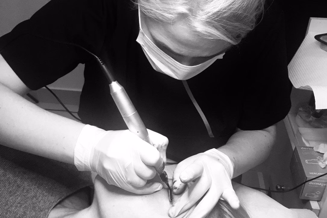 Jak zostać trenerem makijażu permanentnego?