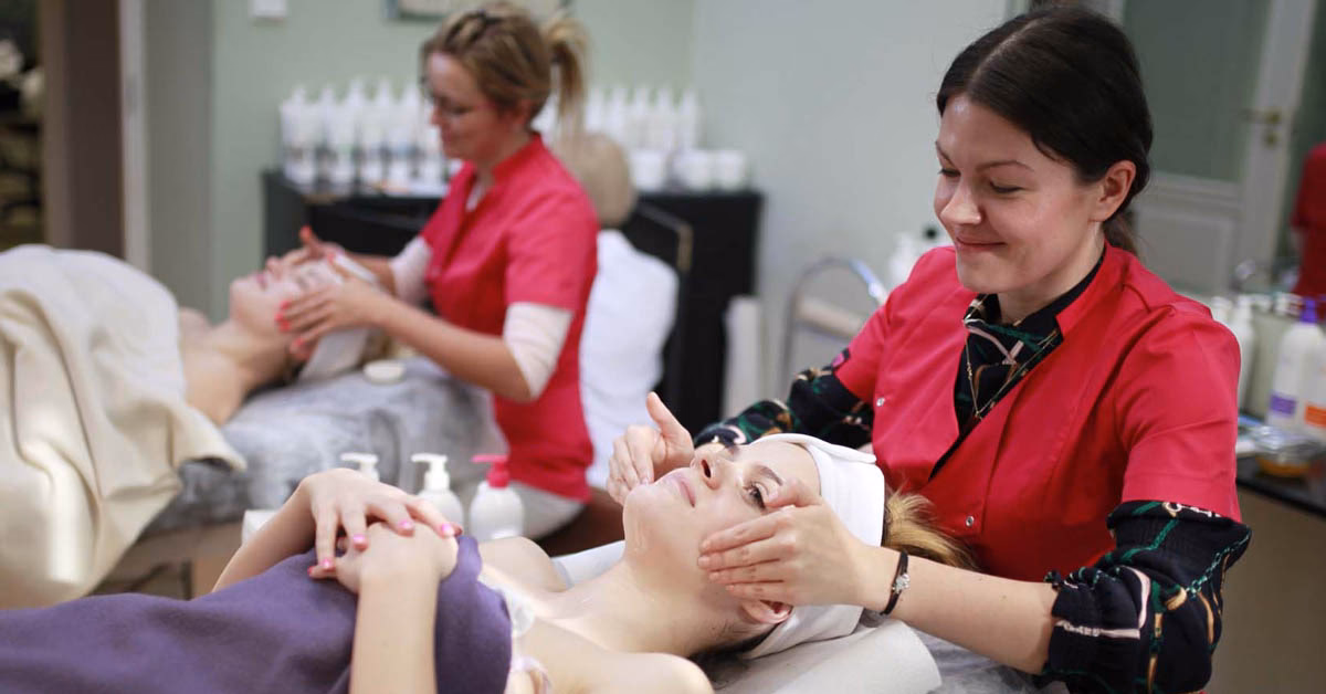 Ile kosztuje kurs na kosmetyczkę?