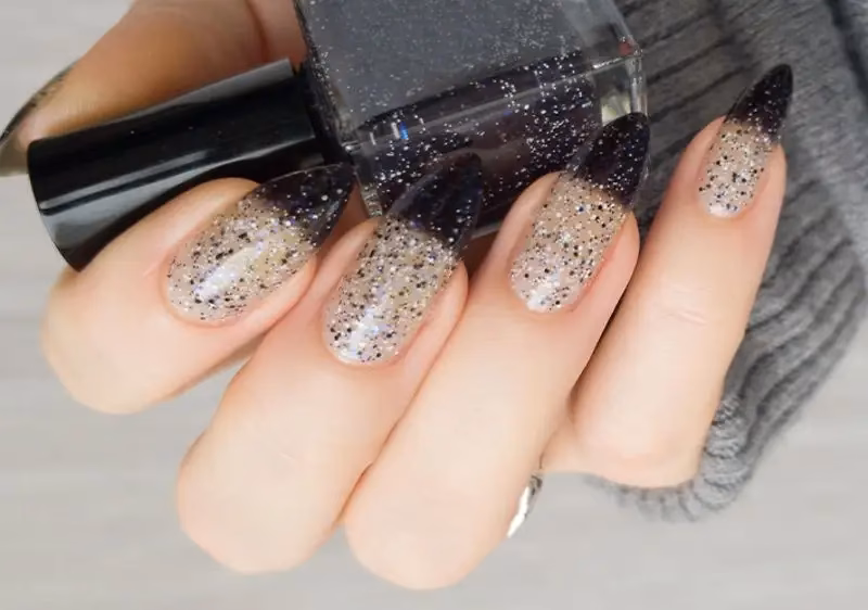 Jak nakładać lakier z brokatem?