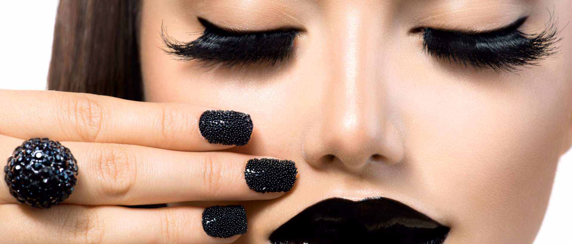 Ile zarabia przedłużanie rzęs?