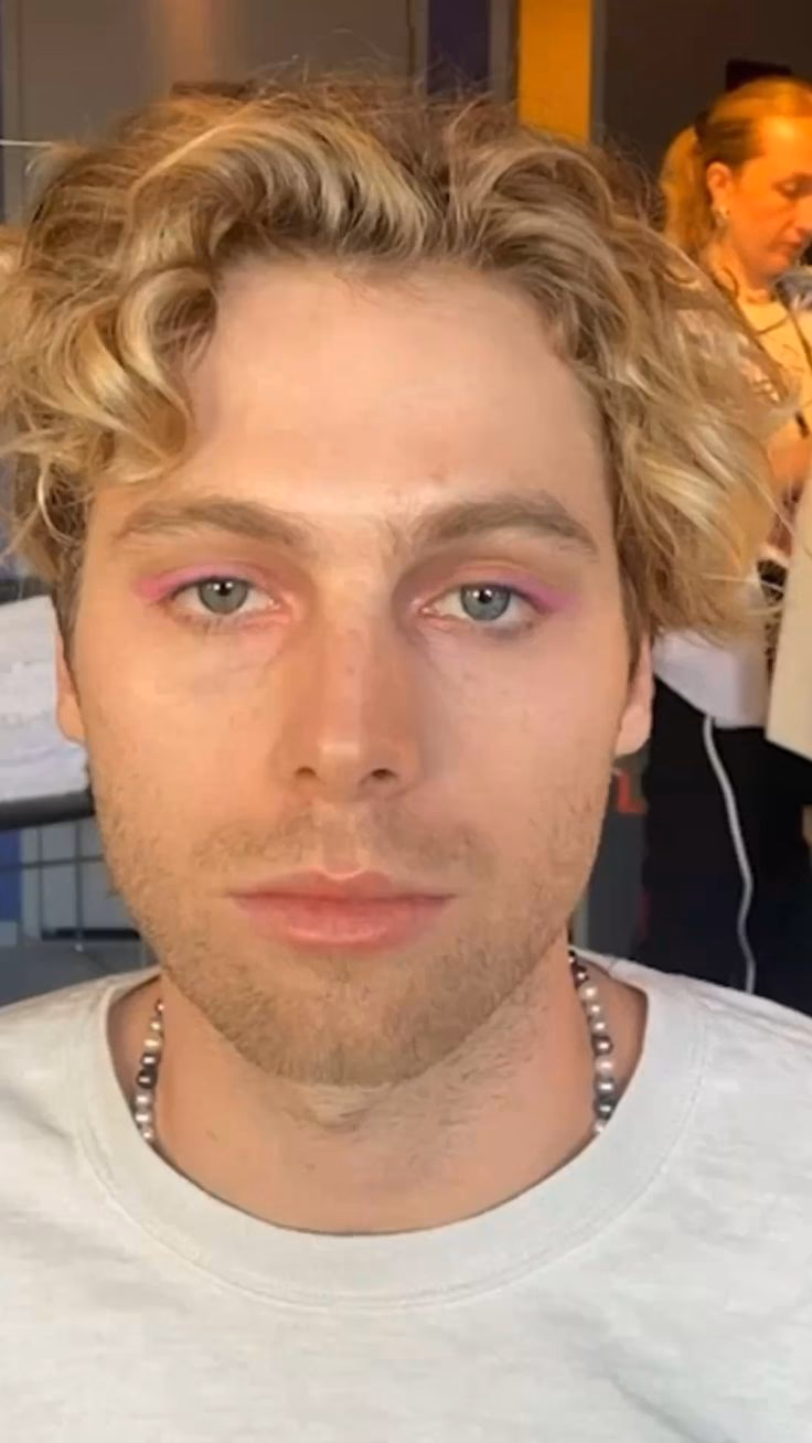 Czy Luke Hemmings jest Amerykaninem?