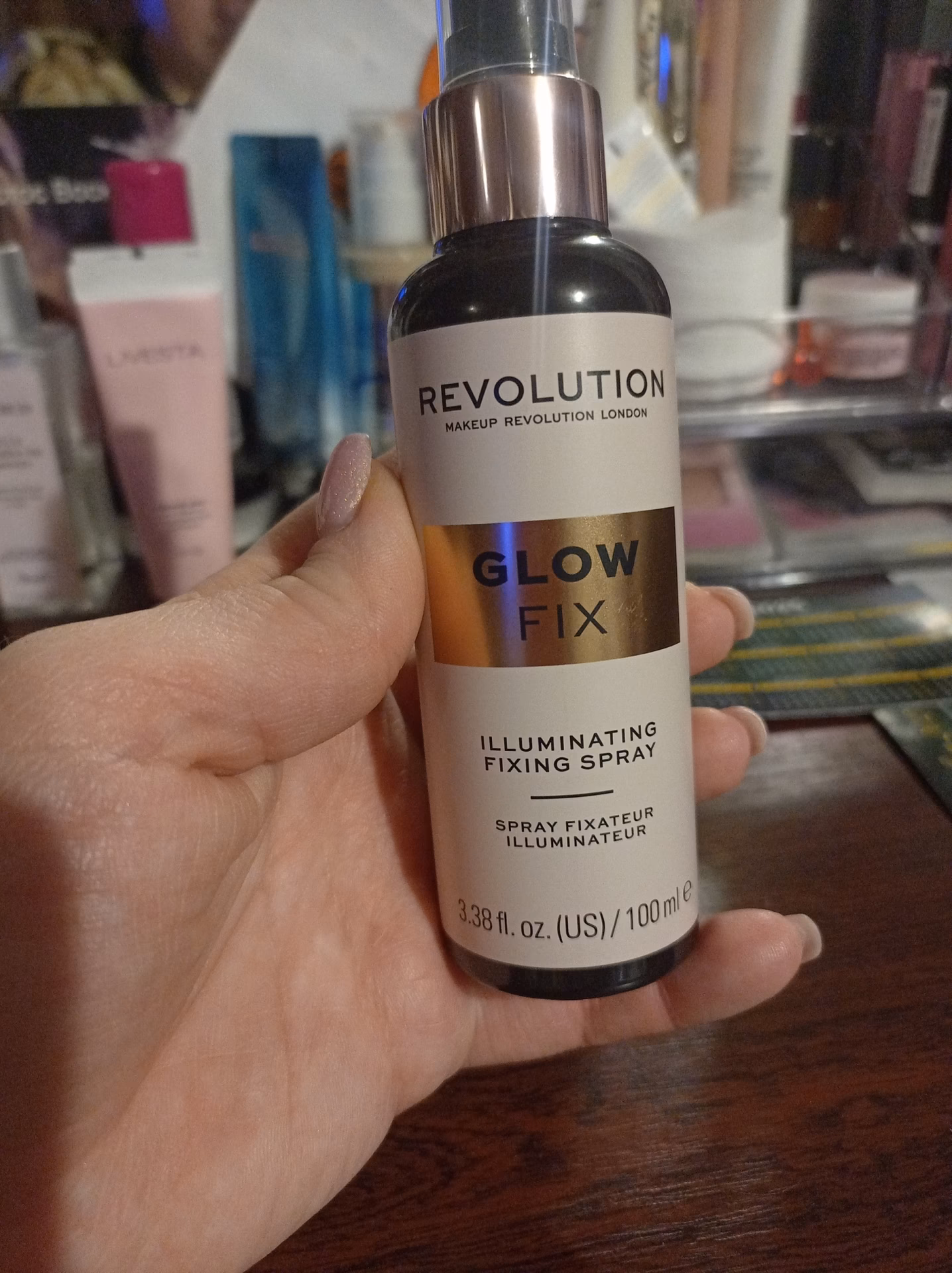 Do czego służy Revolution Glow Fix?