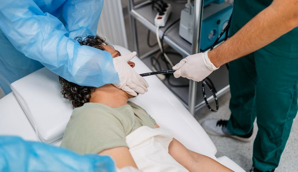 Czy do gastroskopii można mieć pomalowane paznokcie?