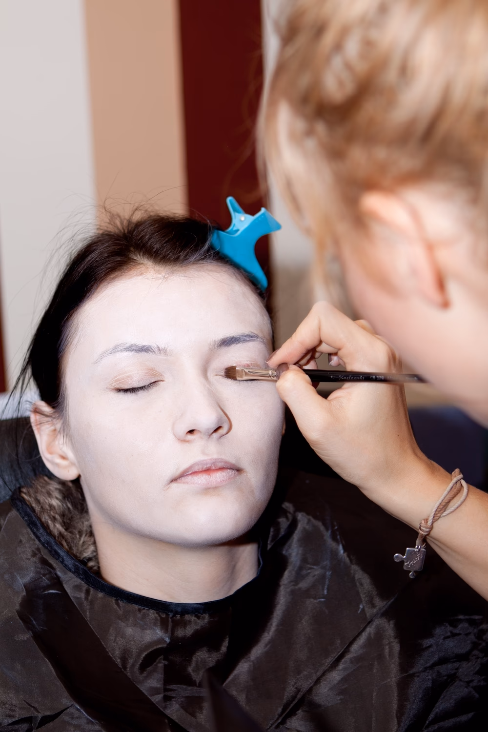 Czym pomalować twarz, żeby była biała?